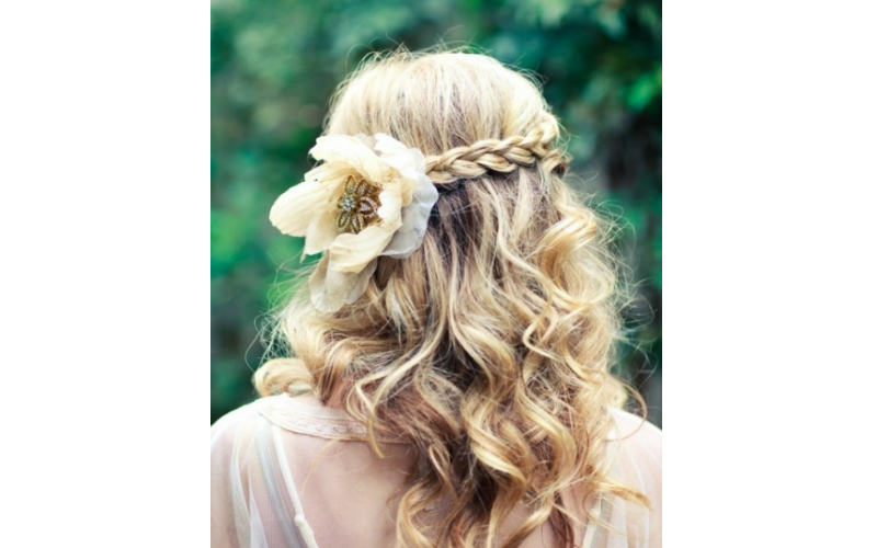 floral-accessories-hairstyles-for-parties